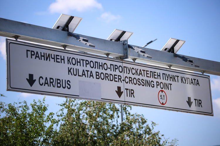 Интензивен е трафикът за товарни автомобили на някои от граничните пунктове с Румъния, Гърция и Турция