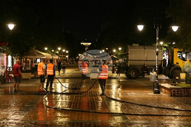 Пешеходната част на бул. "Витоша" бе измита през нощта, миенето продължава и на други места в центъра на София