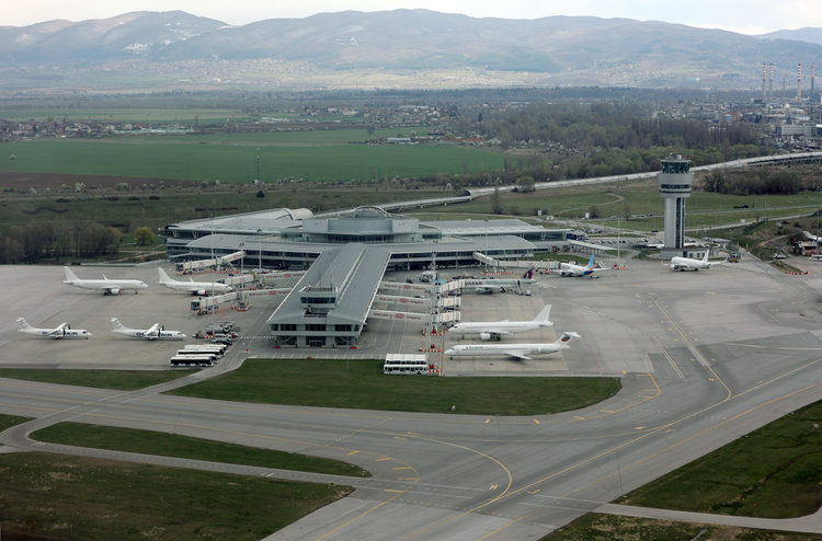 Пред Терминал 2 ще започнат ремонтни дейности на пътната настилка, преминаването може да е временно затруднено, съобщиха от Летище София