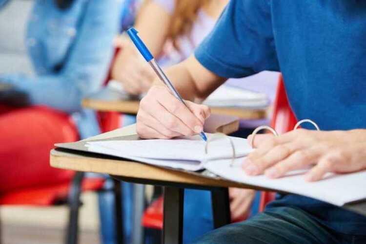 Над 50 000 зрелостници в 759 училища в страната се очаква да се явят на държавния зрелостен изпит по български език и литература