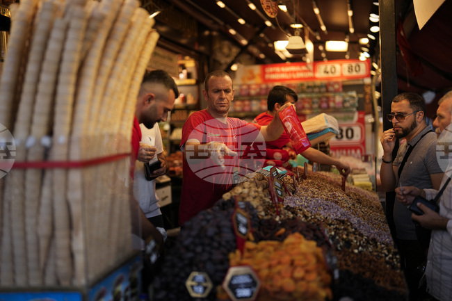 Близо 75 процента от турците смятат, че икономическата политика на настоящото правителство е неуспешна, показва проучване