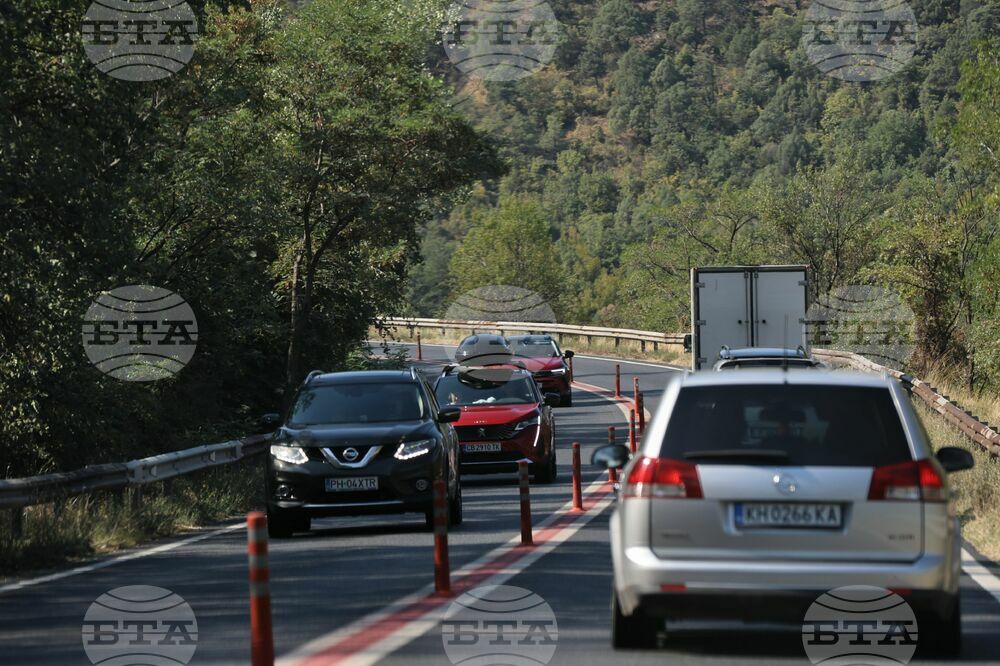 Движението при 66 км на АМ "Струма" е в изпреварващата лента поради катастрофа