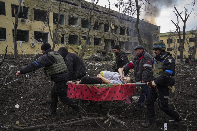 Руските войски са използвали глада срещу цивилни като военна стратегия по време на обсадата на Мариупол, сочи експертен доклад