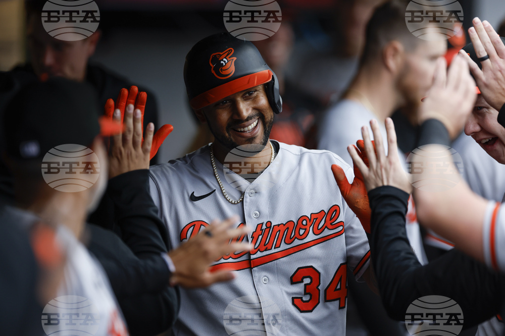 Baltimore, MD, USA; Baltimore Orioles center fielder Aaron Hicks (34) gets  high fives in the dugout during an MLB game against the Cleveland Guardians  Stock Photo - Alamy