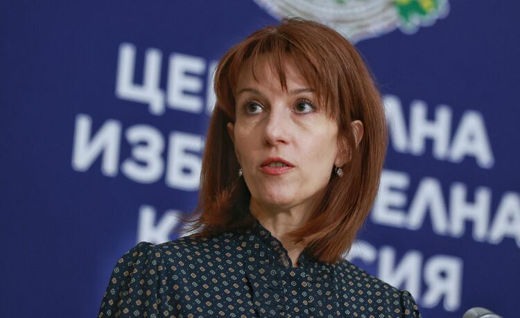 ЦИК очаква издаване на указ за насрочването на избори, независимо в каква комбинация ще бъдат, каза председателят на комисията Камелия Нейкова