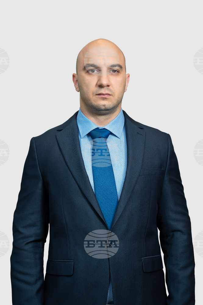 Денис Куцаров е издигнат от коалиция "Продължаваме промяната - Демократична България" за кмет на Девня