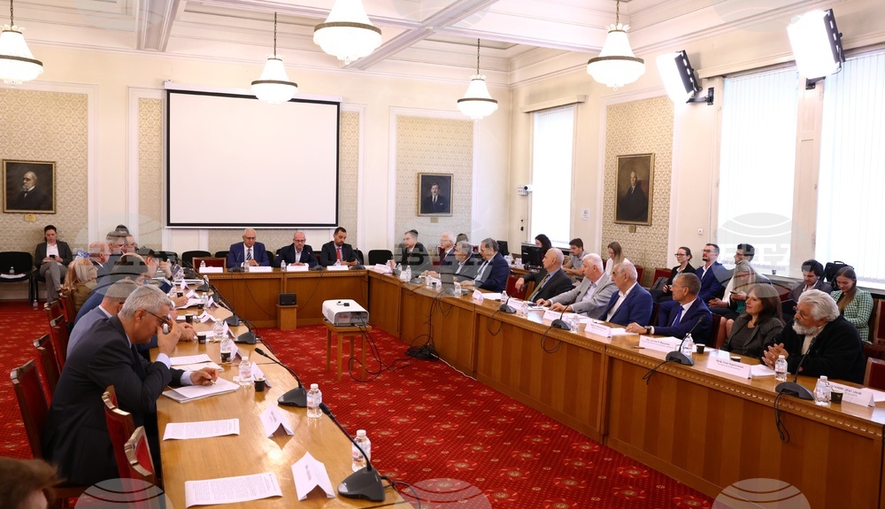Roundtable Discussions with Industry Representatives Take Place in Old Parliament Building