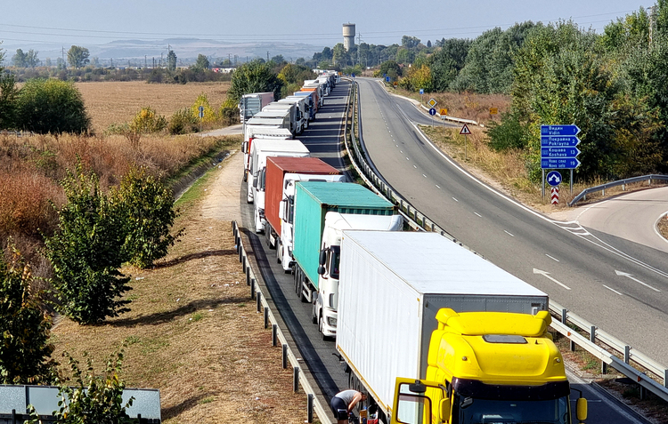 Интензивен е трафикът за товарни автомобили на изход на част от граничните пунктове по границите с Румъния и Турция