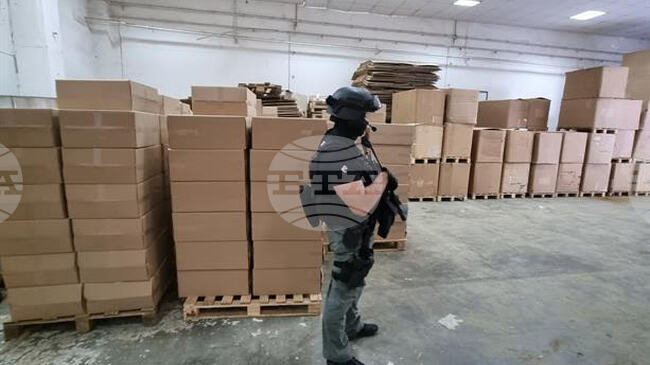 Разкрита е фабрика за нелегално производство на цигари, производственият капацитет на машините е около 100 мастербокса на ден