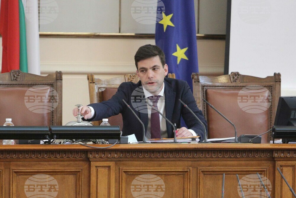 Решетките на входа на парламента ще бъдат премахнати, съобразно препоръките на Министерство на културата, увери Никола Минчев