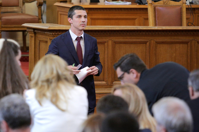 Парламентът удължи работното си време до изчерпване на точката за предсрочното освобождаване на заместник-председателя Мирослав Иванов
