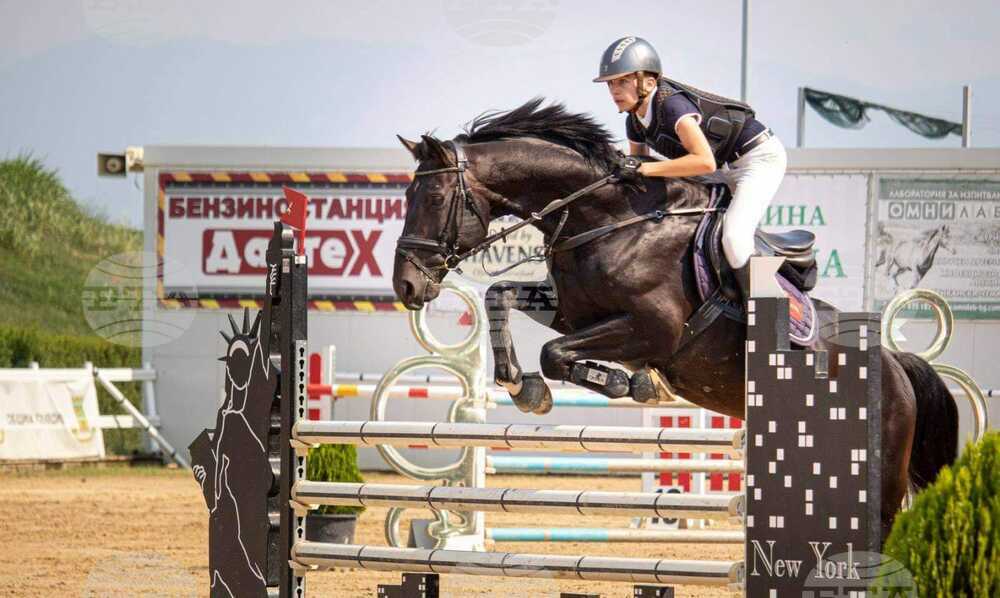 Близо 150 коня заявени за участие на Световната купа по прескачане на препятствия в село Царацово следващата седмица