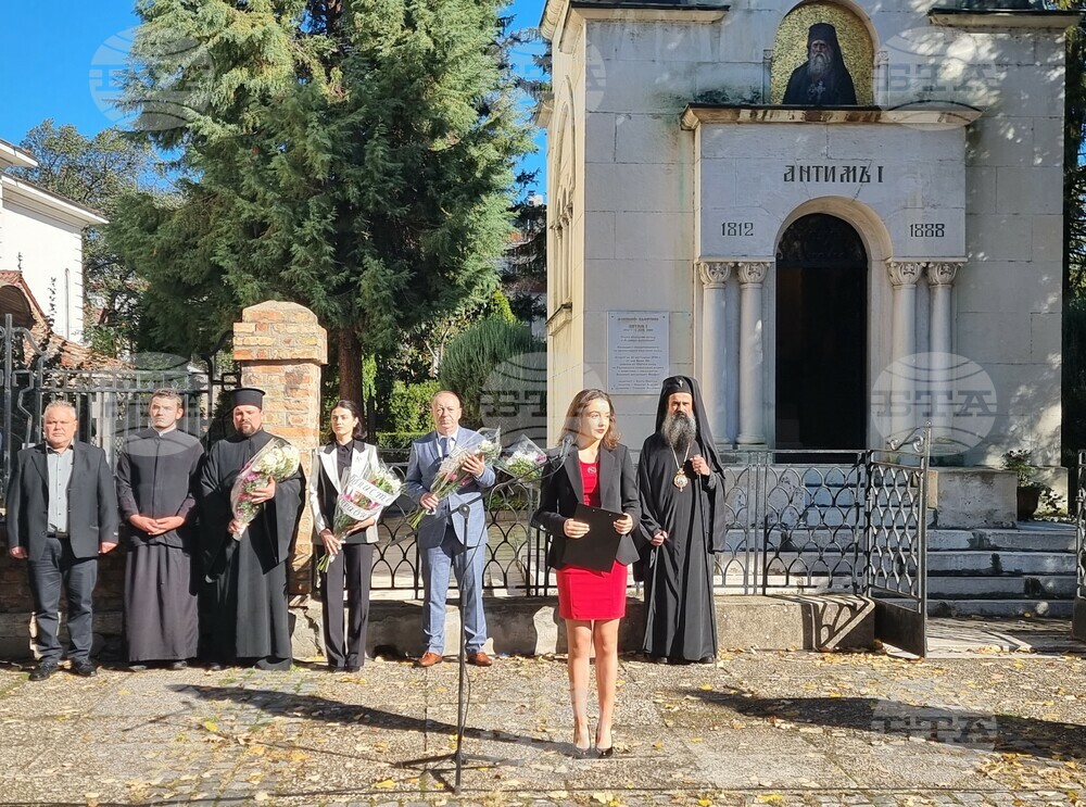 С празнично шествие и тържествена церемония Видин отбеляза Деня на народните будители
