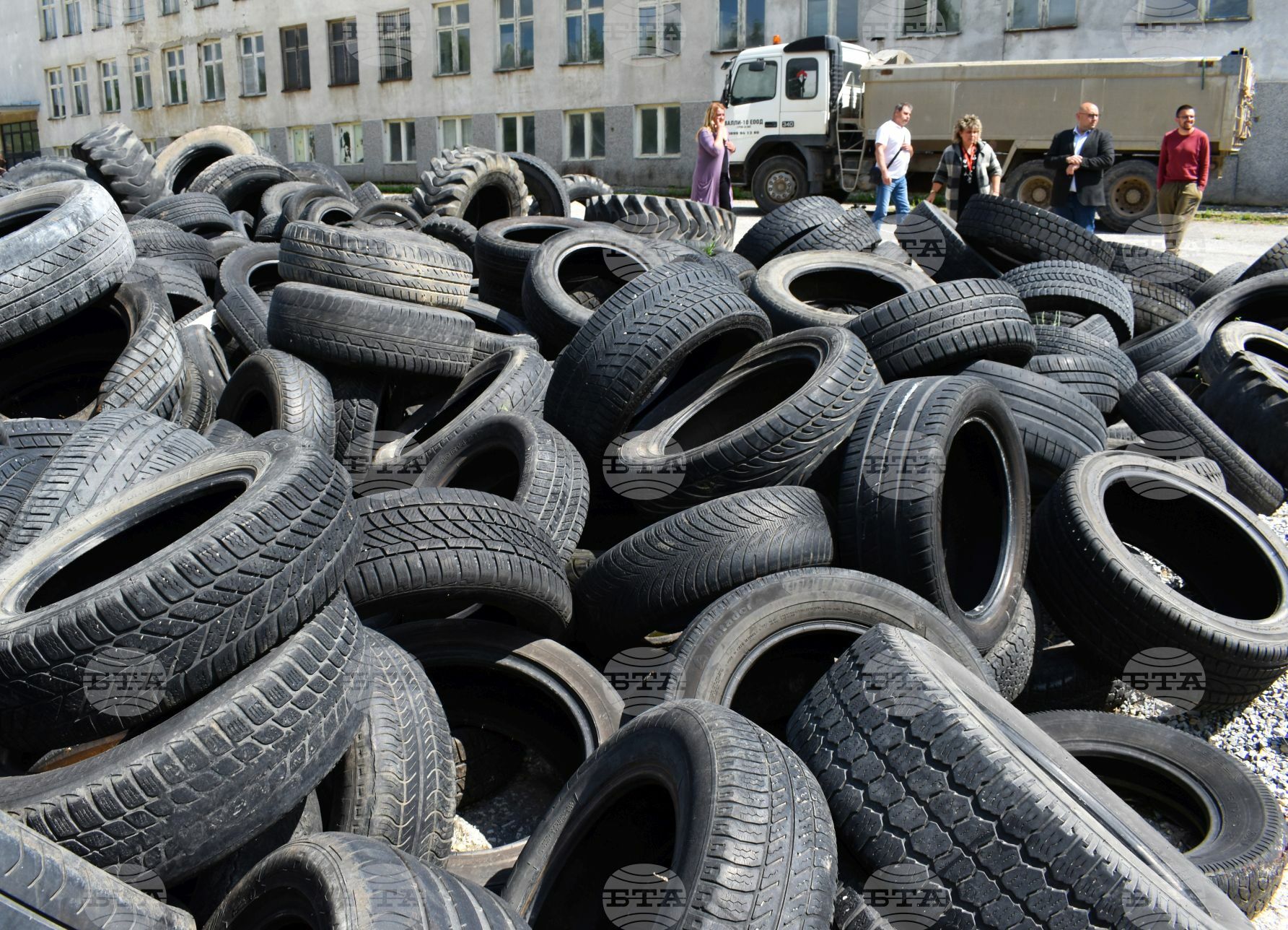 Община Разград организира почистване на нерегламентирано изхвърлените гуми 
