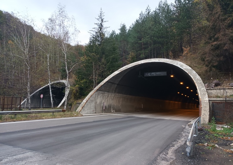 Заради почистване на тунел „Правешки ханове“ се ограничава движението по част от магистрала „Хемус“