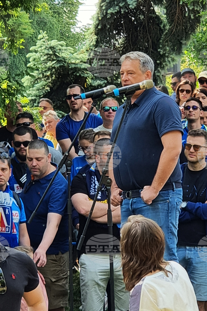 Ивков приема думите на Сираков като червен картон