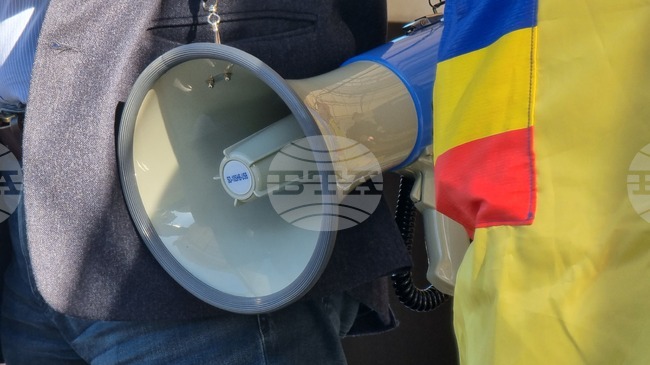 Учители протестират втори пореден ден пред Министерството на образованието в Букурещ; заплашват да бойкотират новата учебна година