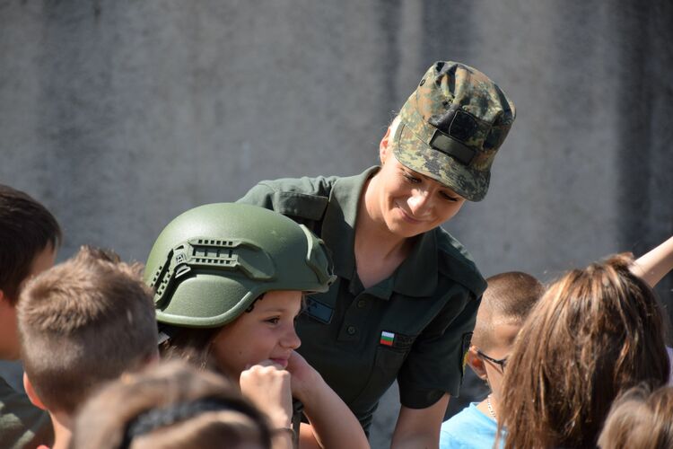 Военни формирования в страната отварят врати за посетители по повод Международния ден на детето