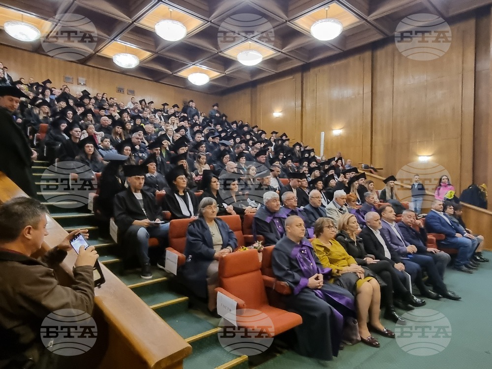 Връчиха дипломите на 261 абсолвенти от великотърновския клон на Висшето училище по агробизнес и развитие на регионите