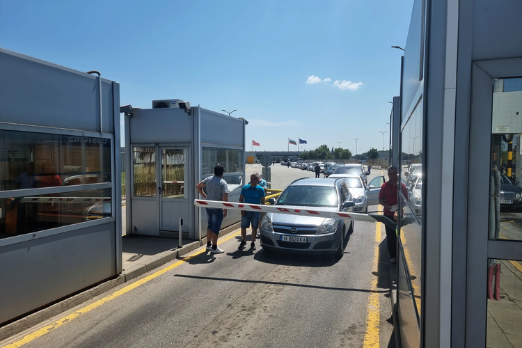 Интензивен е трафикът за товарни автомобили на някои гранични пунктове с Румъния, Турция и Гърция