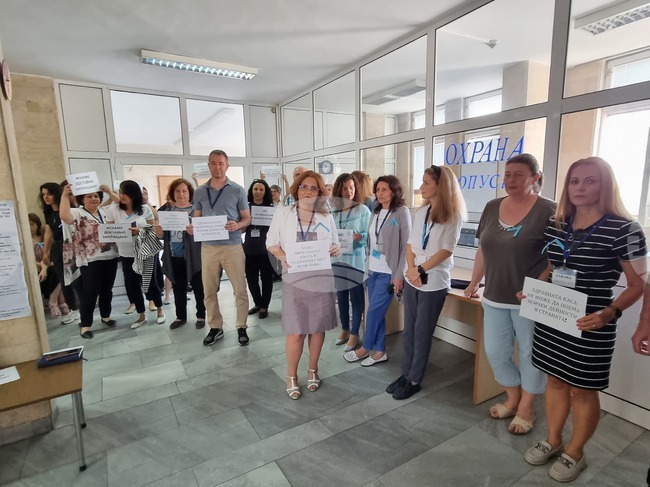 Служители на здравната каса в Кърджали протестираха за актуализация на работните заплати и още кадри в системата на НЗОК