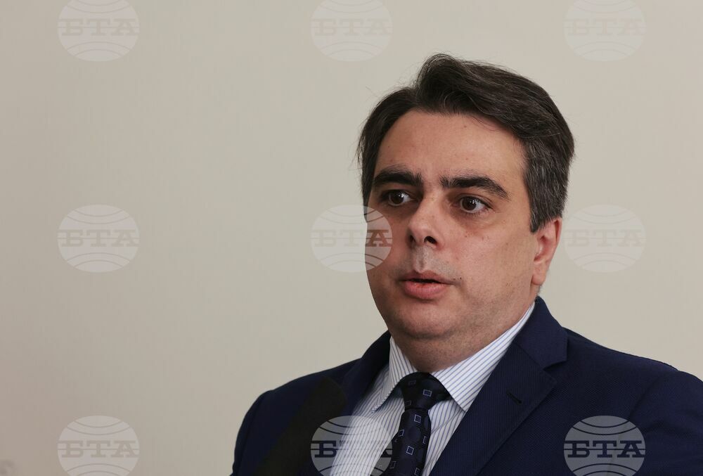 Не сме водили разговори със Слави Трифонов, нямаме и намерение, каза Асен Василев