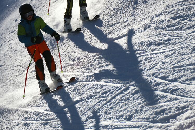 Скиорите да бъдат внимателни, защото снегът омеква бързо и е предпоставка за травматизъм, съветват от Планинската спасителна служба