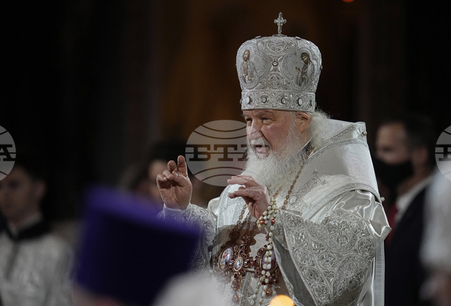 Руският патриарх Кирил каза, че заради законите на физиката се е подхлъзнал и паднал по време на църковна служба