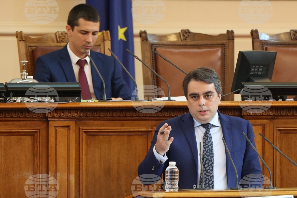 Ако дългът, който имаме, е заробващ, значи вие сте заробили държавата, обърна се Асен Василев към ГЕРБ-СДС