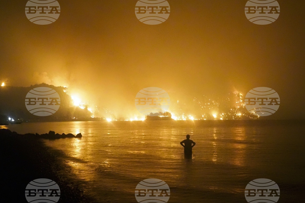 Голям горски пожар наложи евакуация на село западно от Атина