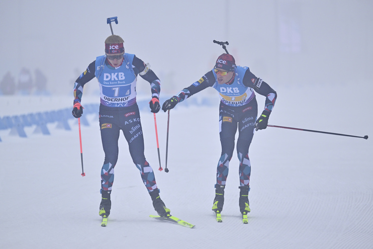 Norge triumferte i herrestafetten i skiskyting-VM i Oberhof, Bulgaria ble stengt med én runde