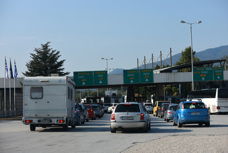 Интензивен е трафикът на граничните пунктове по границата с Румъния, Гърция и Турция