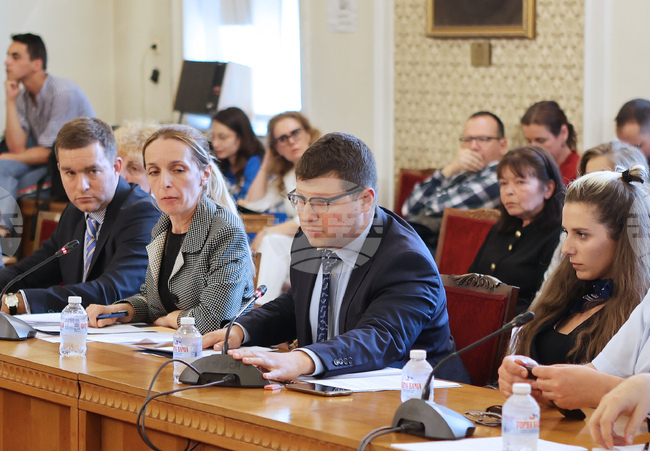 Депутатите от външната комисия излязоха в половинчасова почивка, за да се опитат да консолидират трите проекта за Република Северна Македония в общ