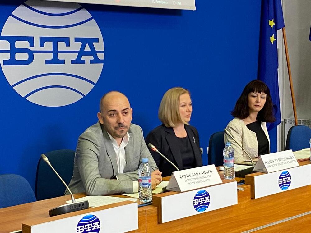 Министър Йорданова и зам.-министър Ганчев проведоха обществена дискусия за специалност „Право“