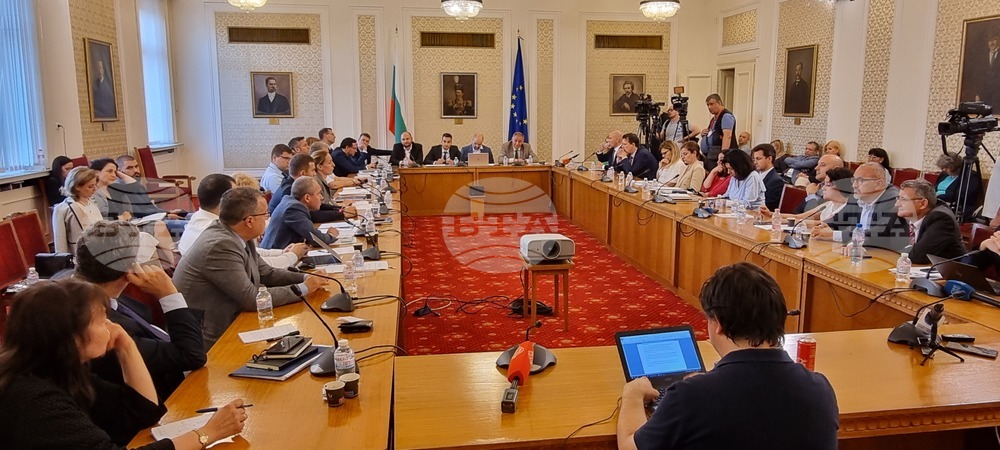 Депутати коментираха прието от комисията по външна политика проекторешение за Република Северна Македония
