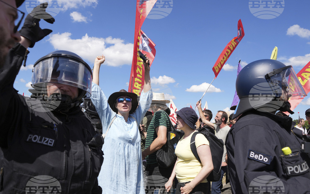 Демонстранти протестират срещу срещата на върха на Г-7 в Южна Германия