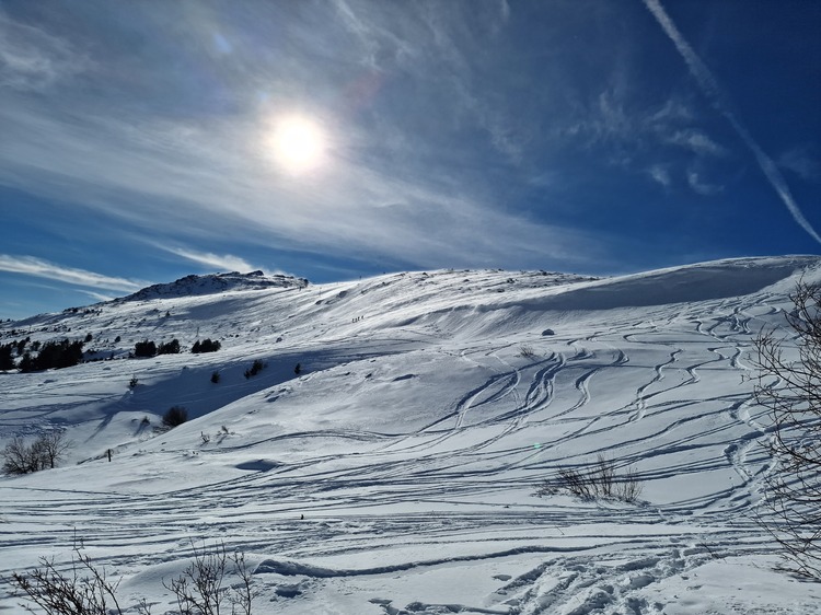 Добри са условията за туризъм в планините, но да се има предвид, че снегът започва да омеква заради топлото време, предупредиха от Планинската спасителна служба