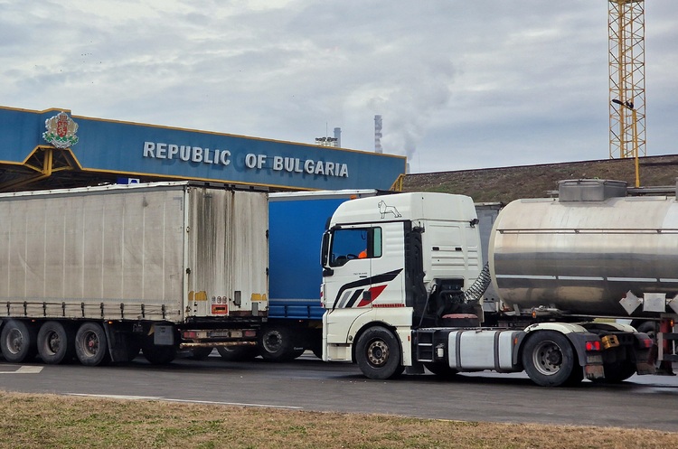 Интензивен е трафикът за товарни автомобили на някои от граничните пунктове с Румъния, Гърция, Сърбия и Турция