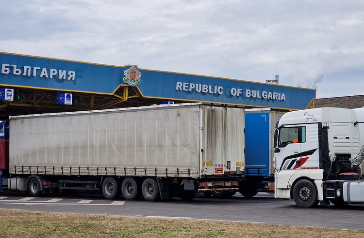Интензивен е трафикът да товарни автомобили на изход на граничните пунктове по границите с Румъния и Турция