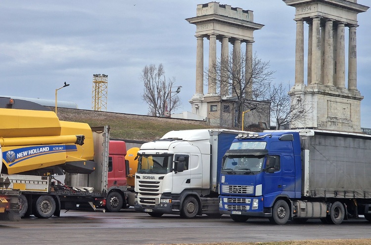 Интензивен е трафикът за товарни автомобили на някои от граничните пунктове с Гърция, Румъния, Сърбия и Турция