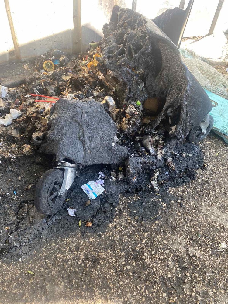 Три контейнера за смет, подпалени от вандали, са унищожени напълно