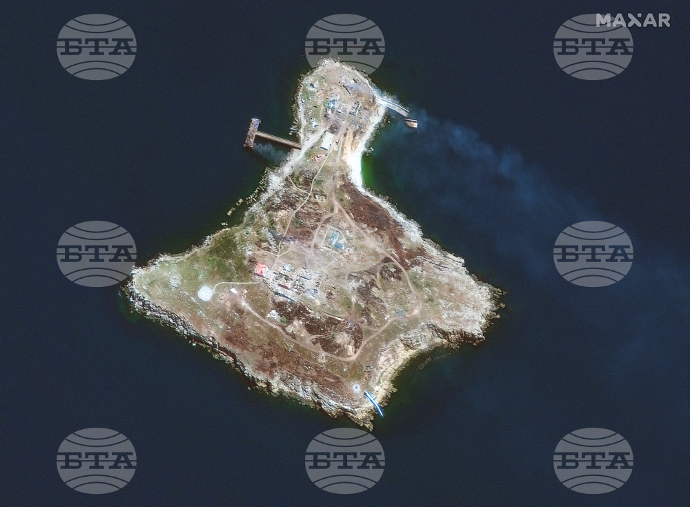 Украинската армия обвини Русия, че е подложила на обстрел с фосфорни бомби Змийския остров