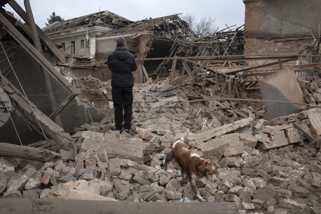 Двама души бяха убити при руска атака срещу електроцентрала в украинския град Славянск, съобщи Зеленски