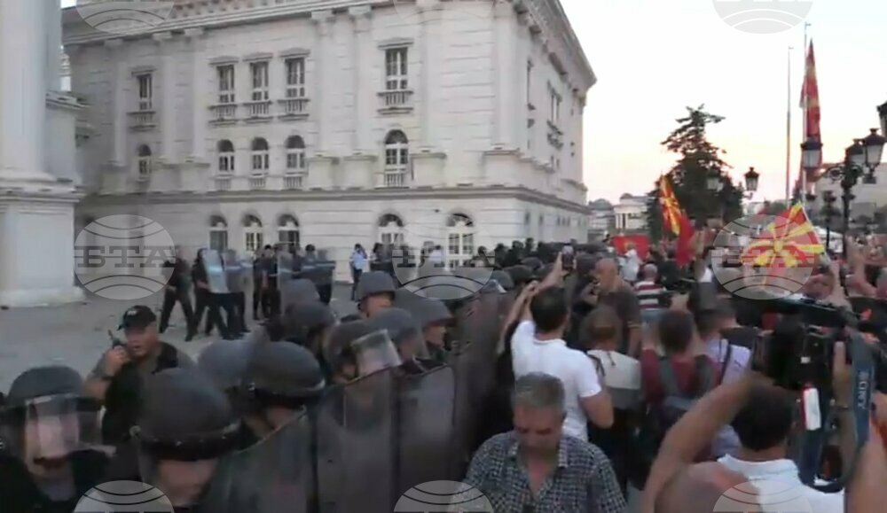 Ранени полицаи, счупен прозорец, изгорено знаме на ЕС на протеста в Скопие снощи