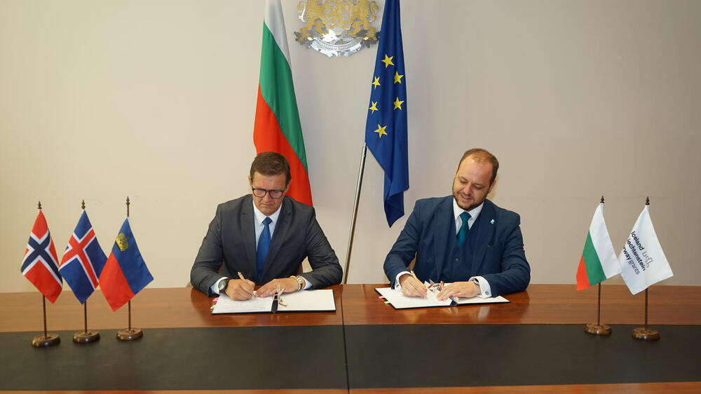 Вицепремиерът по климатични политики и министър на околната среда и водите Борислав Сандов и кметът на община Хасково Станислав Дечев подписаха договор за изпълнението на проект „Преход към климатично устойчиви общности“ по Програма ООСКП