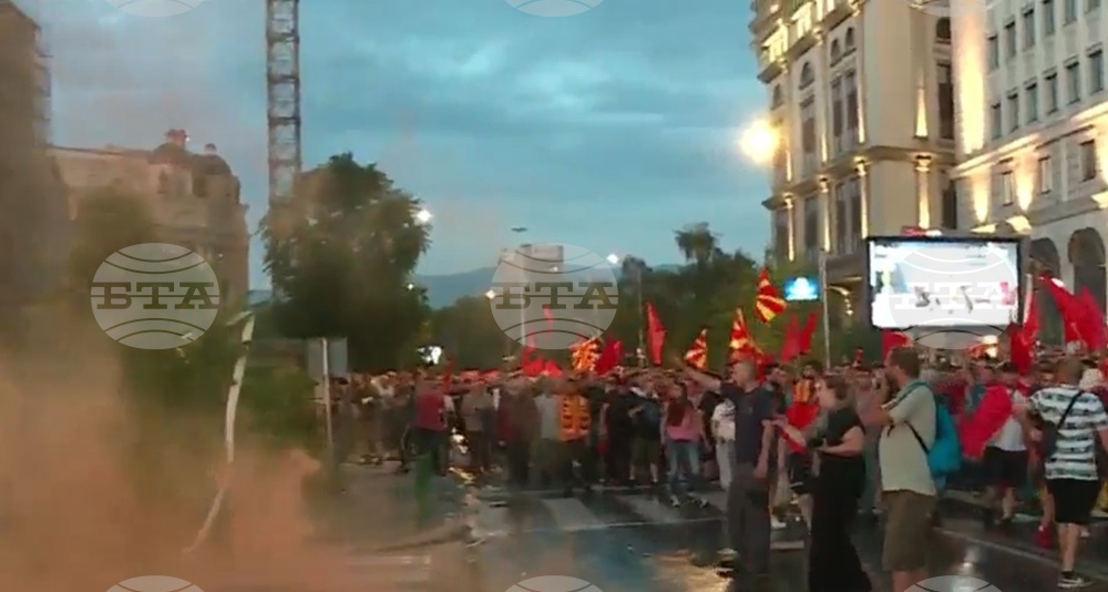 В четвъртия ден на протеста в Скопие протестиращите направиха опит да влязат в парламента