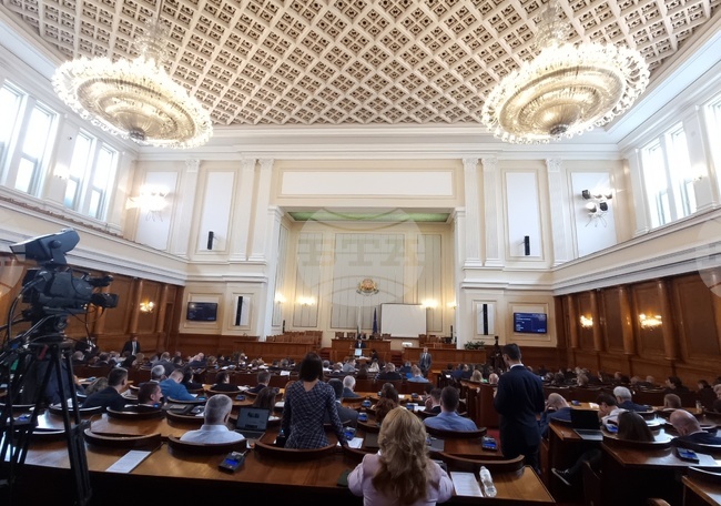 Парламентът не прие да удължи заседанието си, за да може да разгледа промените в Изборния кодекс и в Закона за личната помощ