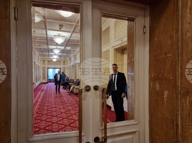 Депутатите изслушват на закрито заседание Кирил Петков и Александър Николов за доставката и цената на природния газ