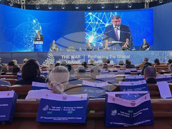 На форума за глобалната сигурност в Букурещ! Мустафа Карадайъ се срещна с ген. Джеймс Джоунс и Робърт Питънджър