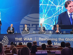 На форума за глобалната сигурност в Букурещ! Мустафа Карадайъ се срещна с ген. Джеймс Джоунс и Робърт Питънджър